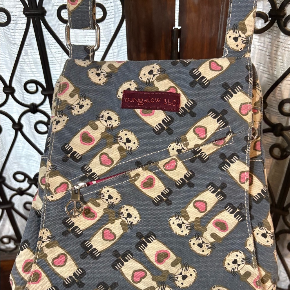 Bungalow 360 🦦 Otter Print Shoulder Bag in Blue and Pink - Picture 3 of 9